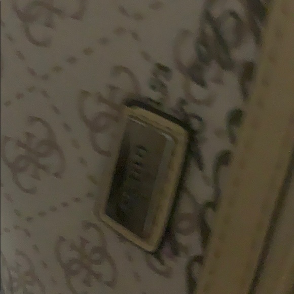 Guess purse - Picture 4 of 4